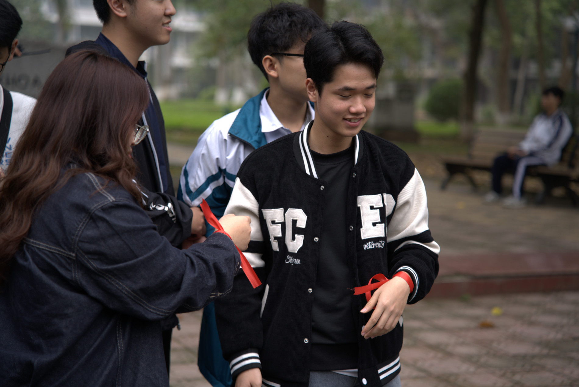 Ảnh 1 Các anh chị SV Đoàn thanh niên chia nhóm theo dây màu buộc tay