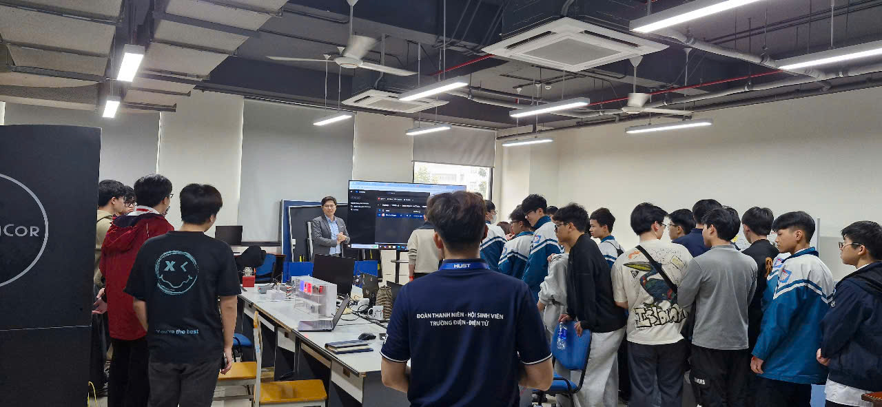Ảnh 11 PGS Nguyễn Đức Tuyên giới thiệu Phòng hệ thống điện và năng lượng tái tạo