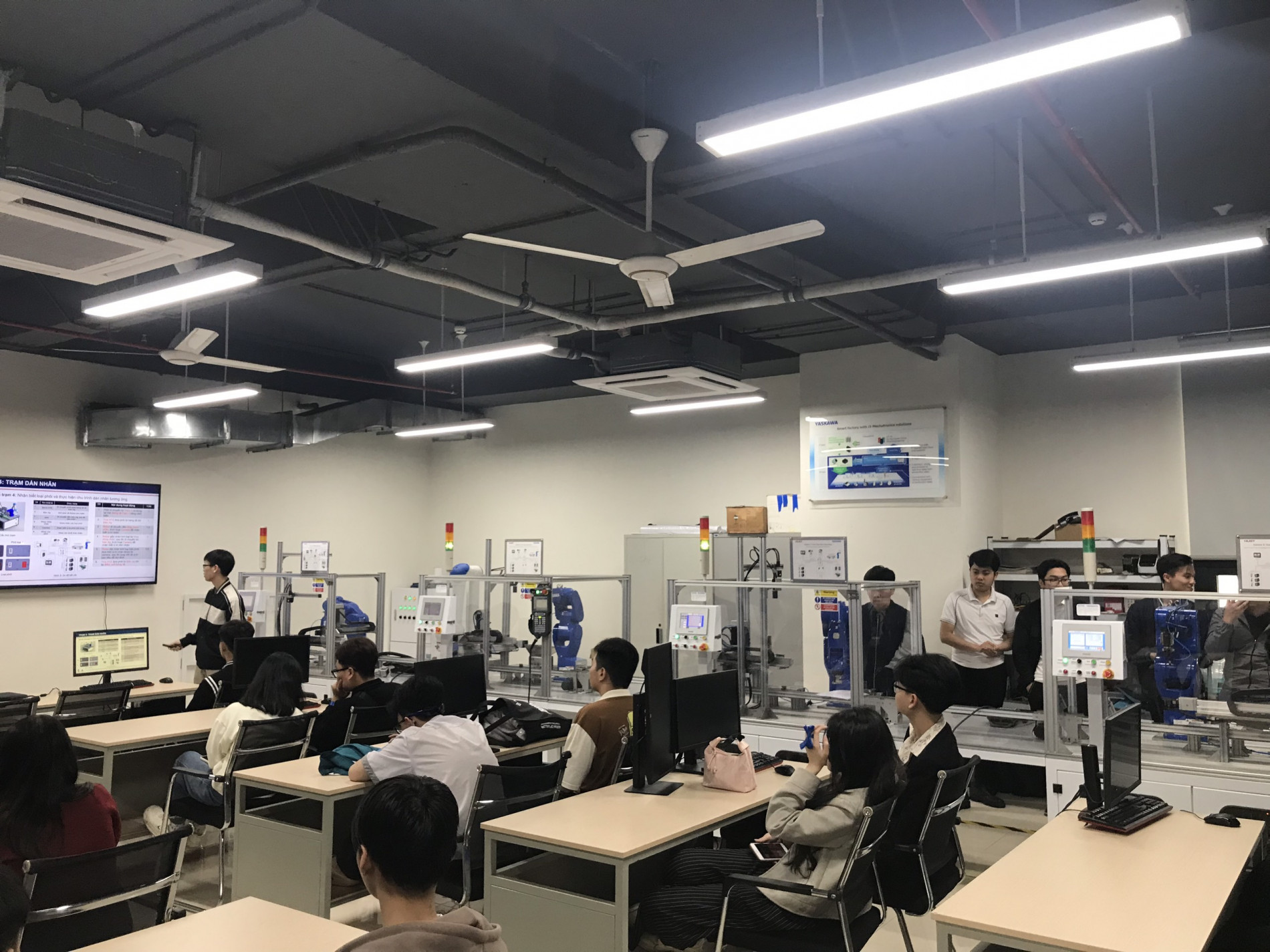 Ảnh 19 ĐIều khiển cánh tay Robot tự động trong ngành tự động hóa tại Lab Yaskawa