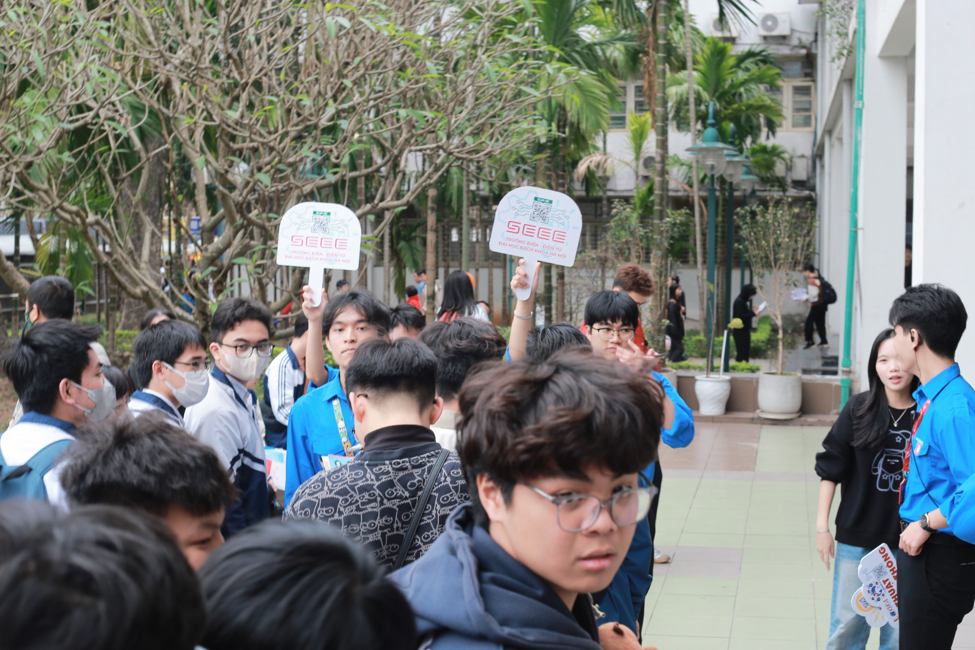 ảnh 3 Xếp hàng từ C2 đi Labtour C7