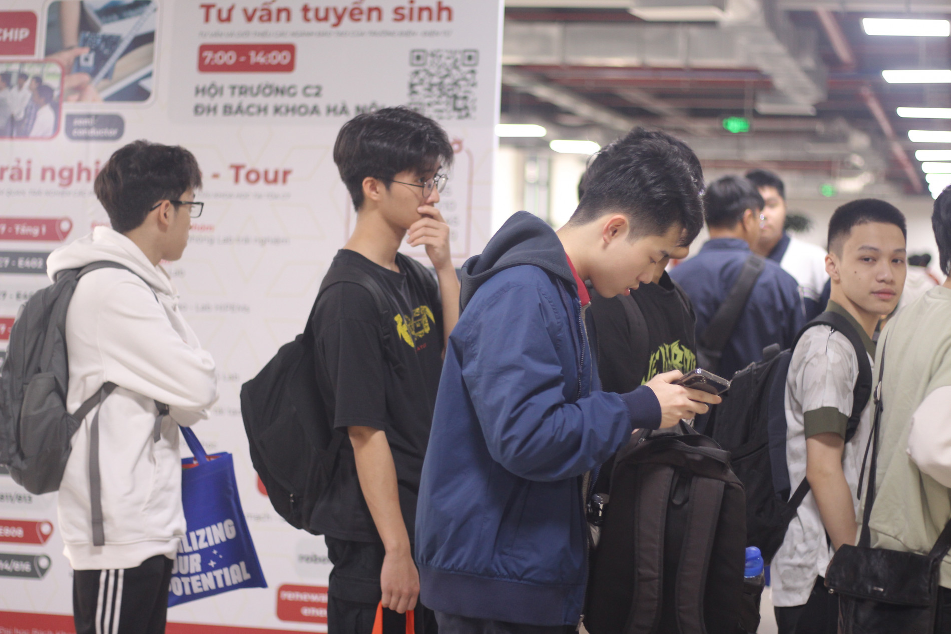 ảnh 4 Xếp hàng tại tầng 1 C7