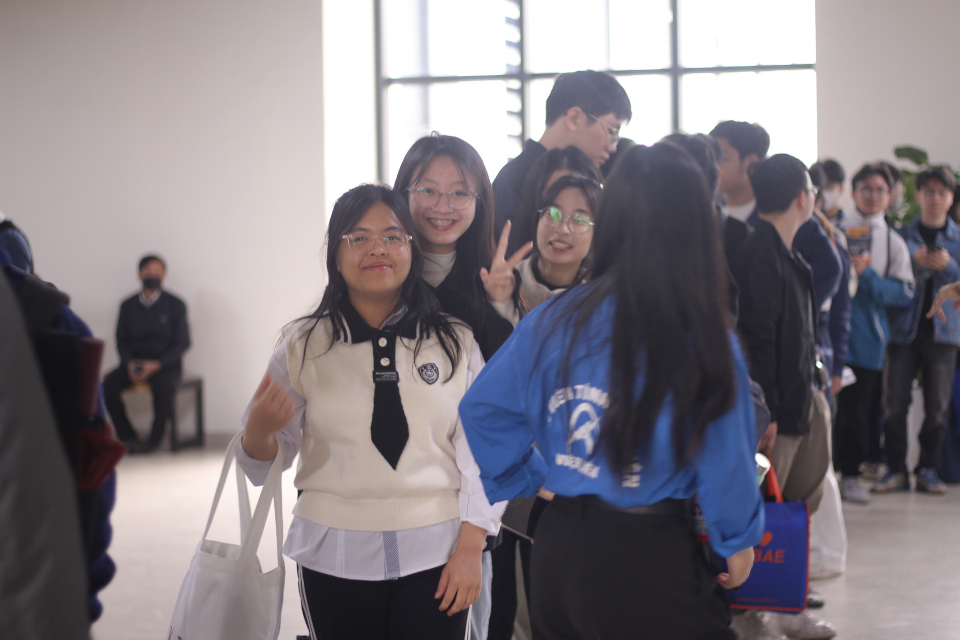 ảnh 5 HS xếp hàng tại tầng 1 C7