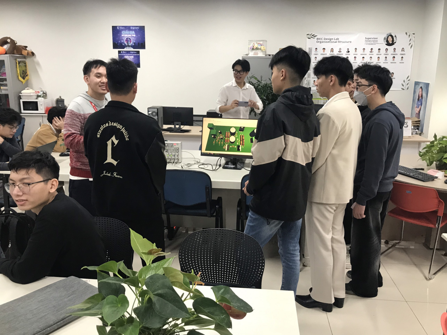 Ảnh 5 Sử dụng phần mềm để vẽ mạch tại Lab Bán dẫn vi mạch