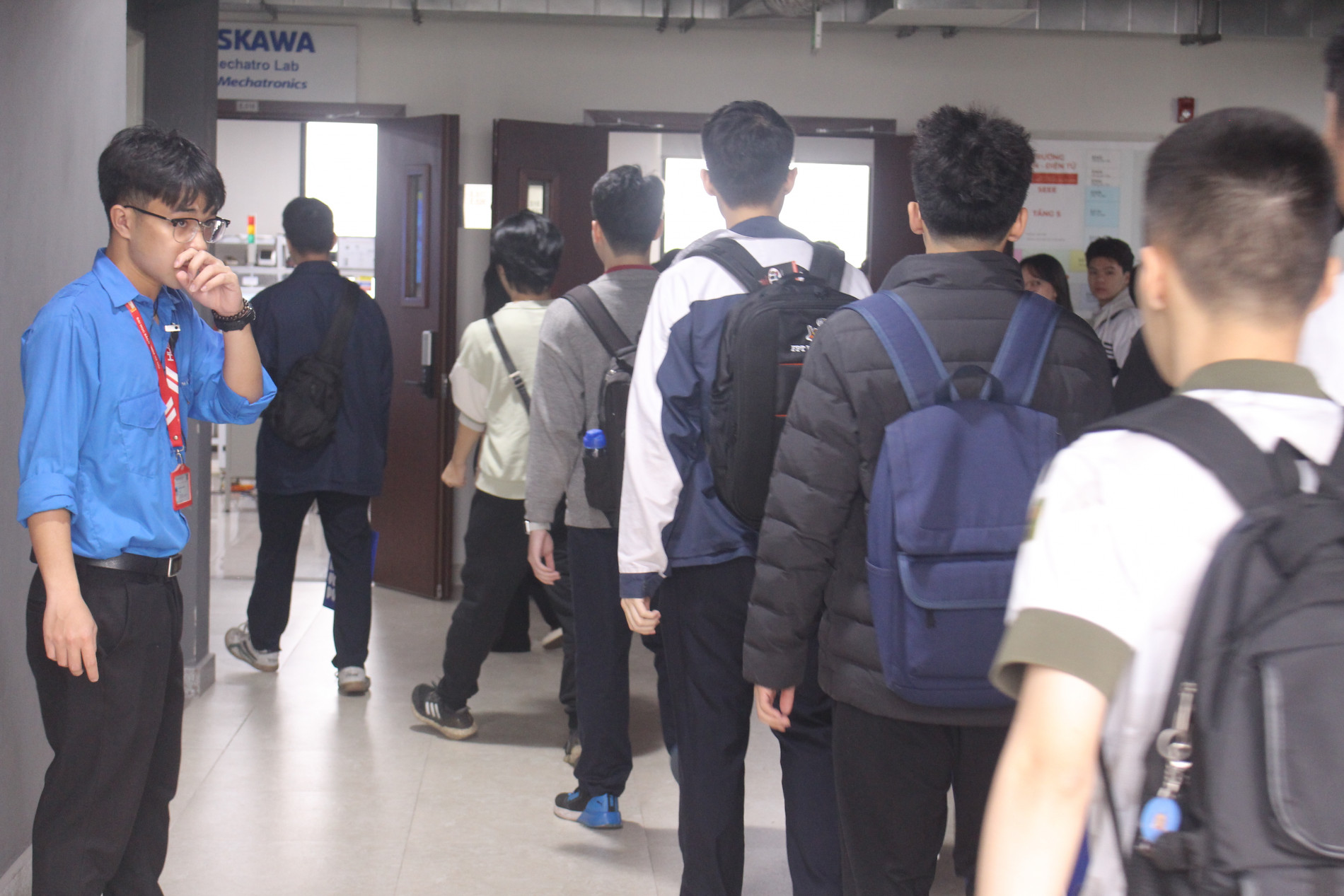 ảnh 8 HS xếp hàng vào Lab Yaskawa