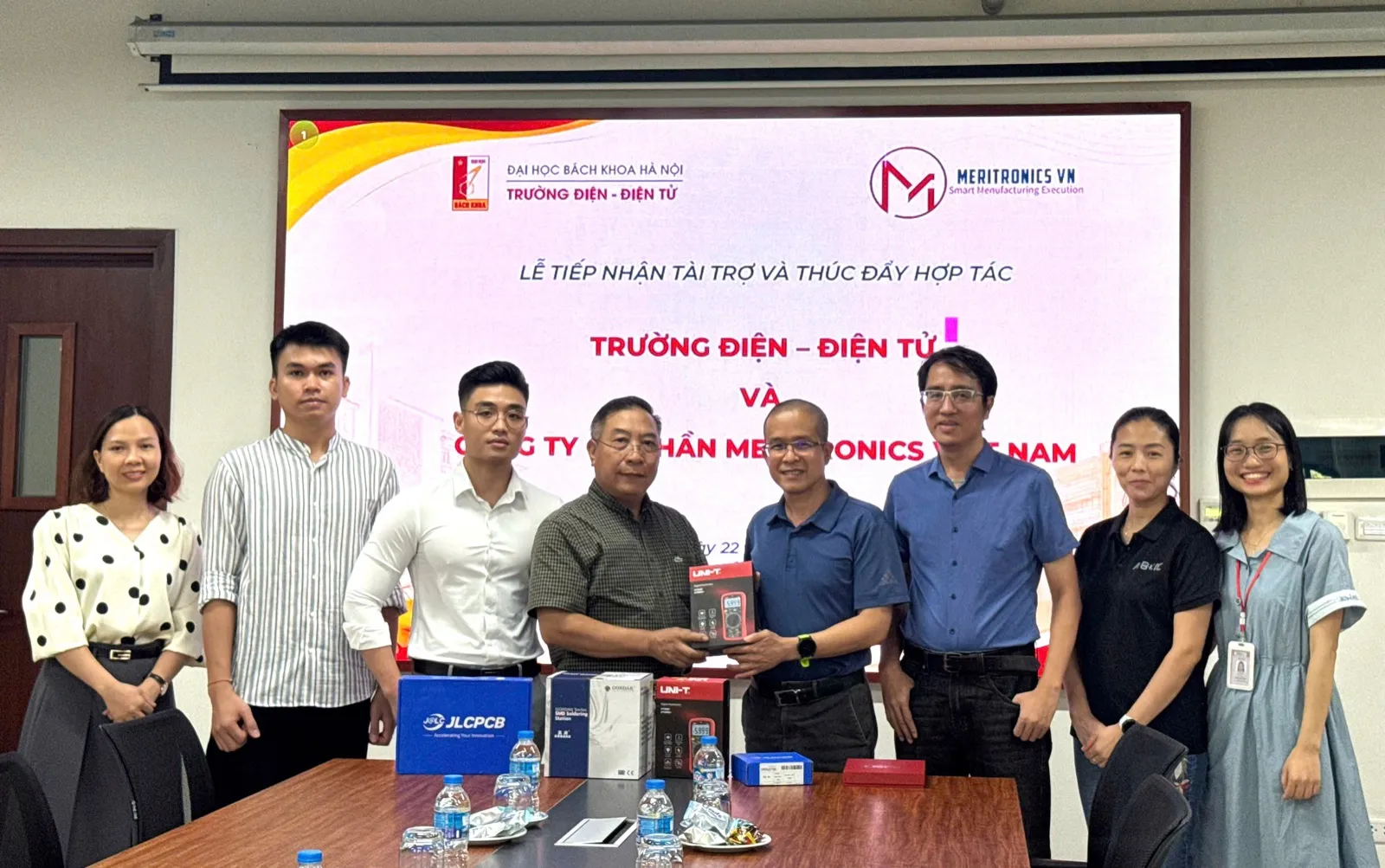 Lễ tiếp nhận tài trợ Meritronics Việt Nam - Trường Điện - Điện tử - ảnh 5