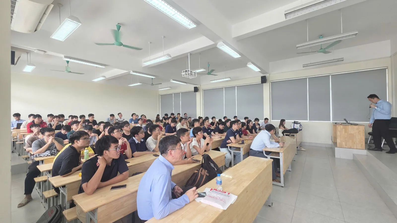 Seminar với sinh viên tại phòng D5-404, thu hút khoảng 100 sinh viên