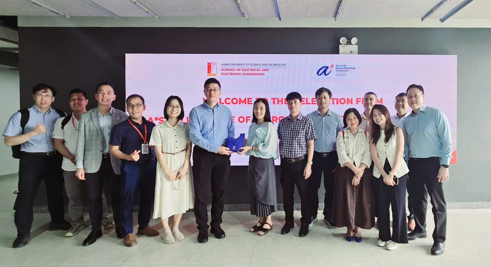 Đoàn Viện Vi điện tử (IME), A*STAR, Singapore chụp ảnh lưu niệm tại Trường Điện - Điện tử, Đại học Bách khoa Hà Nội, ngày 18/8/2026