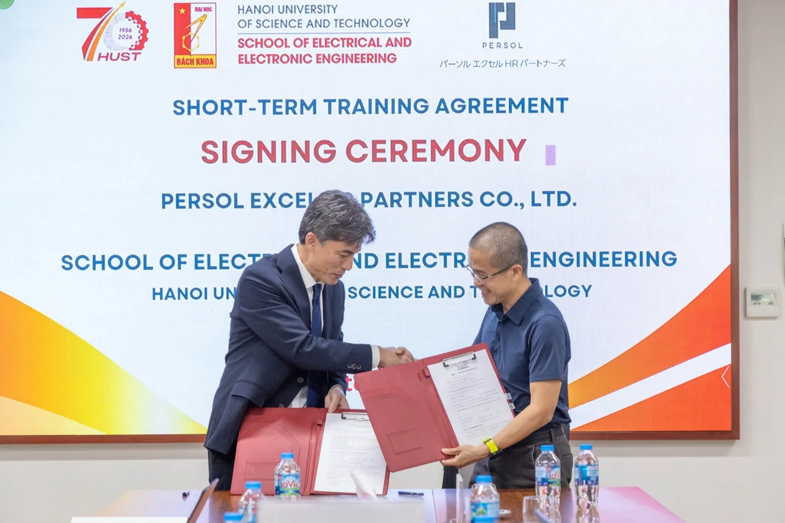 Đại diện hai bên tại Lễ ký kết hợp tác đào tạo Trường Điện - Điện tử và PERSOL EXCEL HR PARTNERS