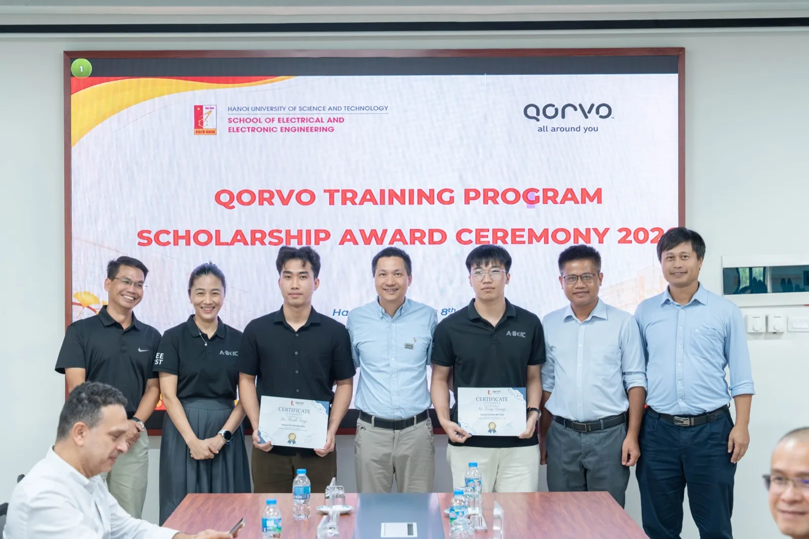 Đại diện Qorvo trao học bổng cho sinh viên Trường Điện - Điện tử