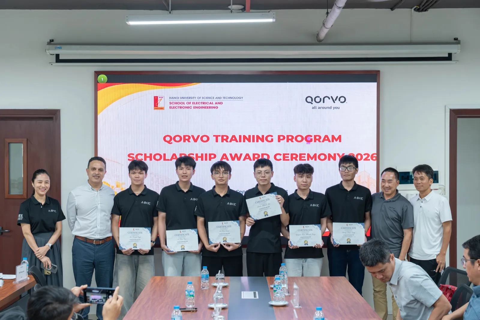 Sinh viên nhận học bổng Qorvo 2026 chụp ảnh lưu niệm