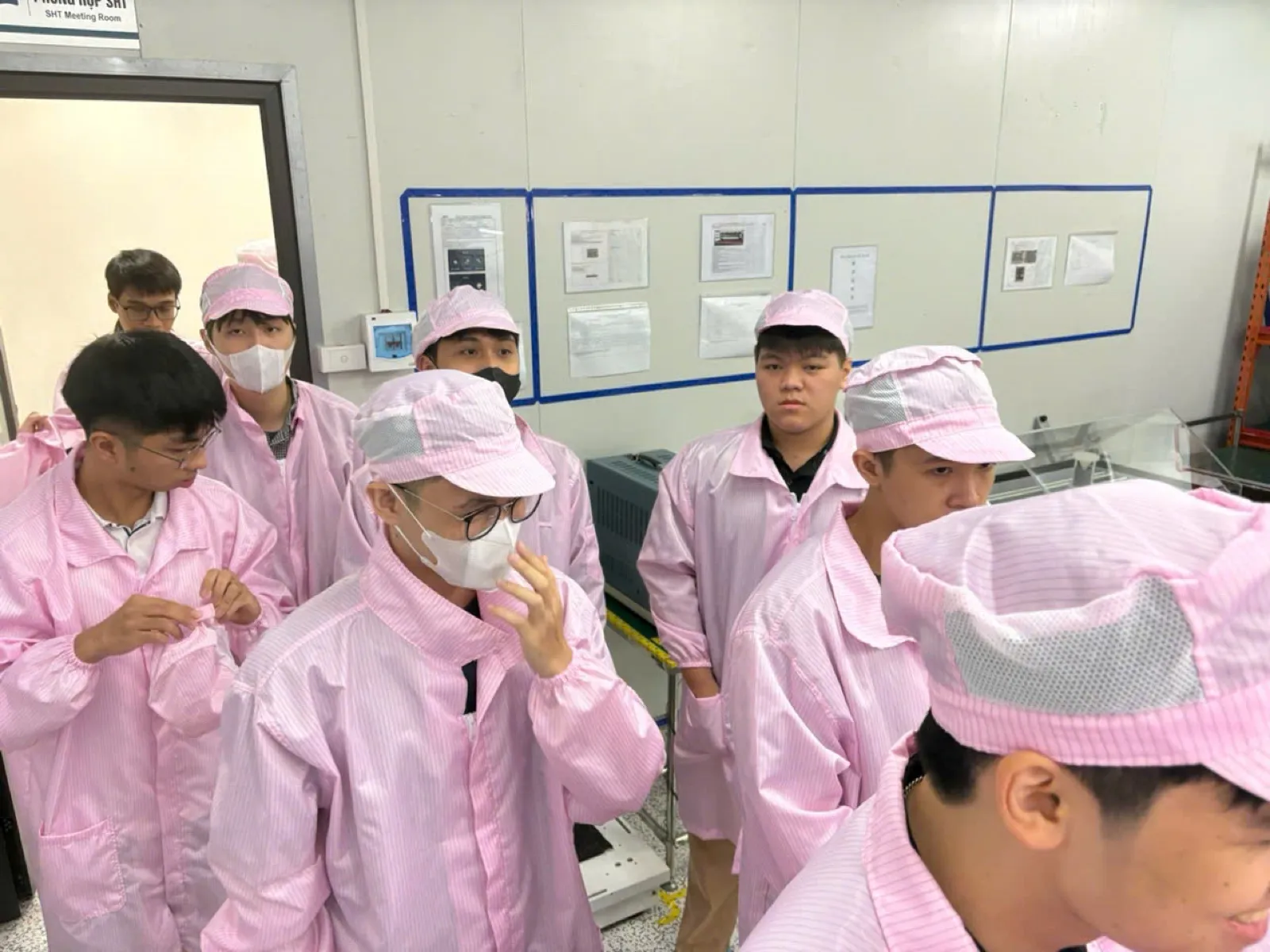 Sinh viên tìm hiểu linh kiện, thao tác thực tế trong chuyến tham quan nhà máy Meritronics Việt Nam