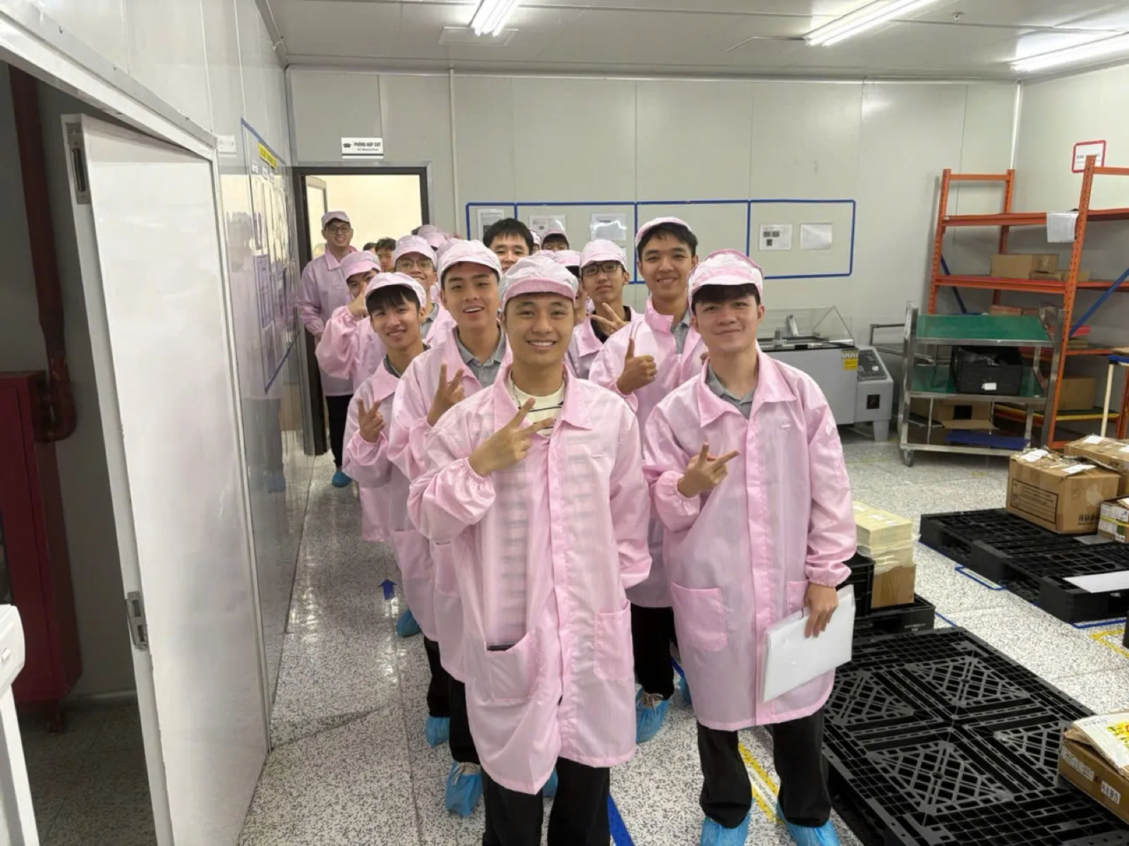 Sinh viên Trường Điện - Điện tử tham quan khu vực sản xuất trong nhà máy SMT Meritronics Việt Nam