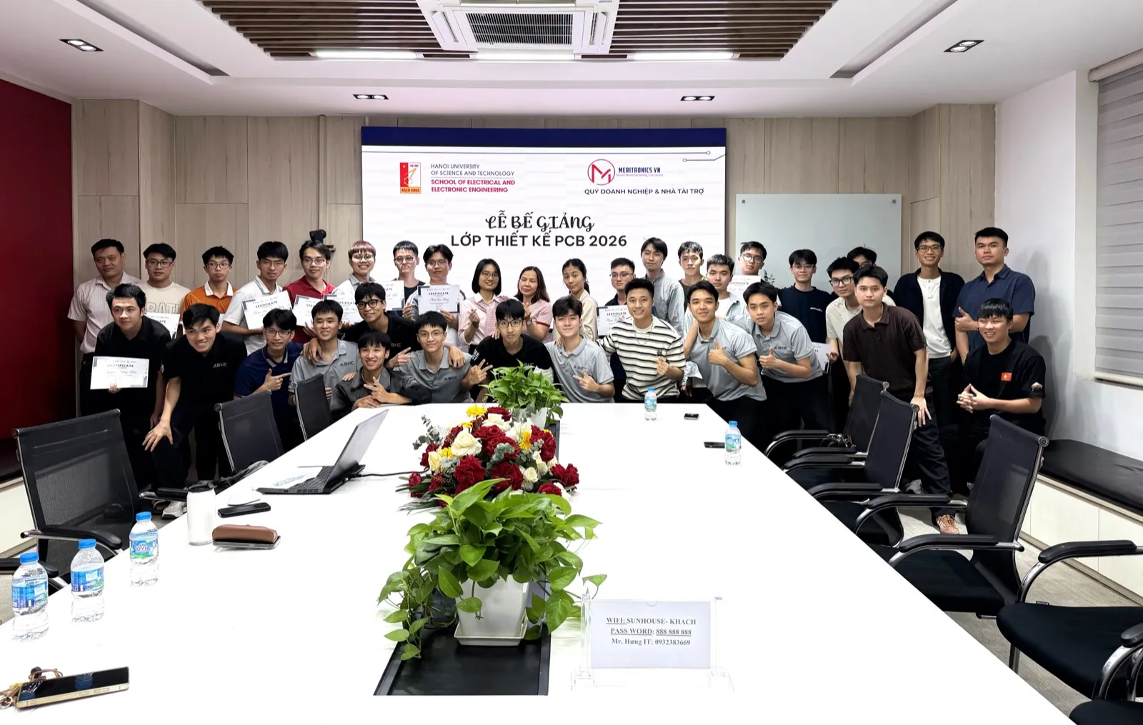 Các học viên và đại biểu chụp ảnh lưu niệm tại lễ bế giảng Khóa học Thiết kế PCB 2026