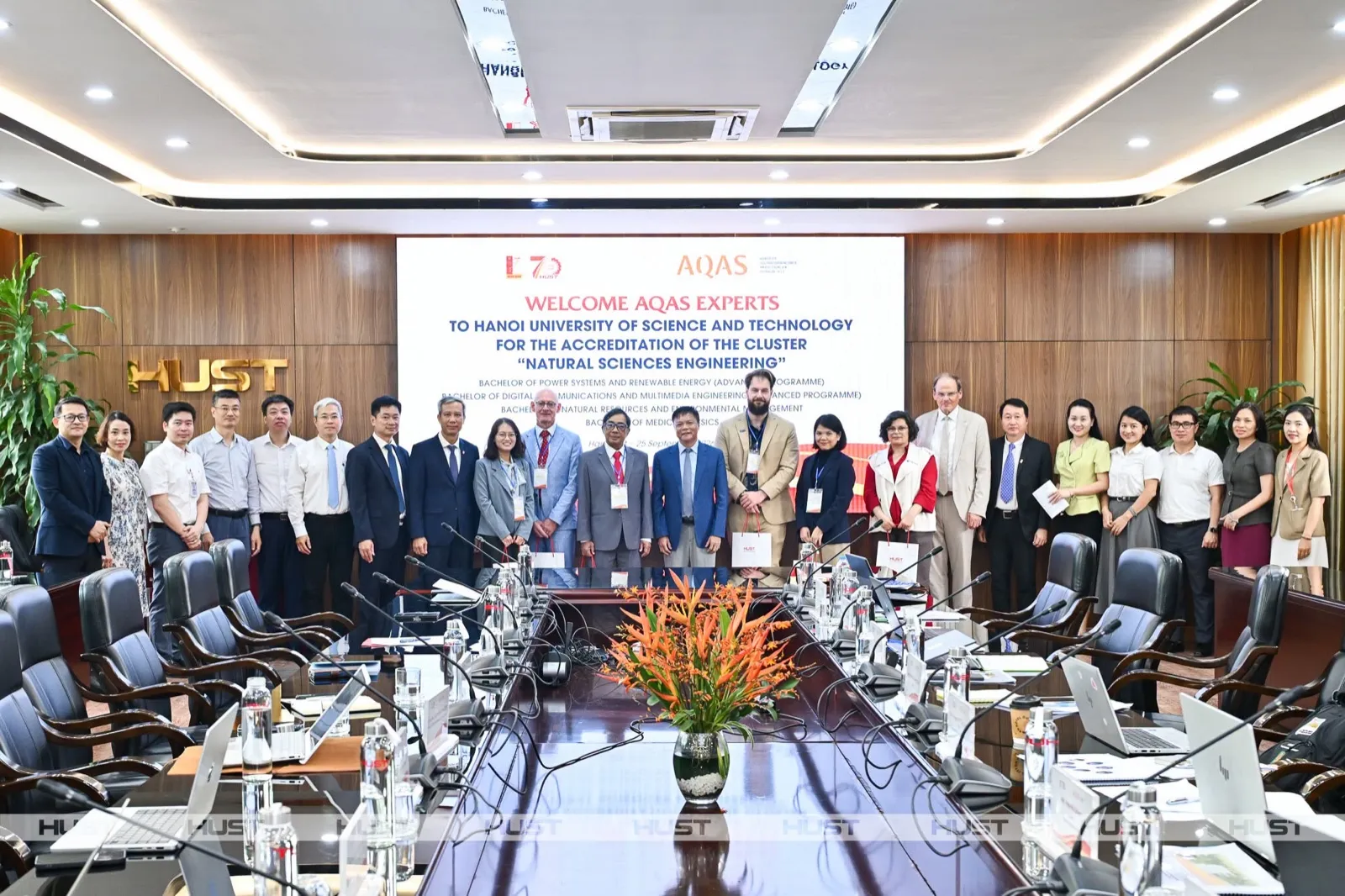 Đại biểu Đại học Bách khoa Hà Nội và đoàn chuyên gia AQAS