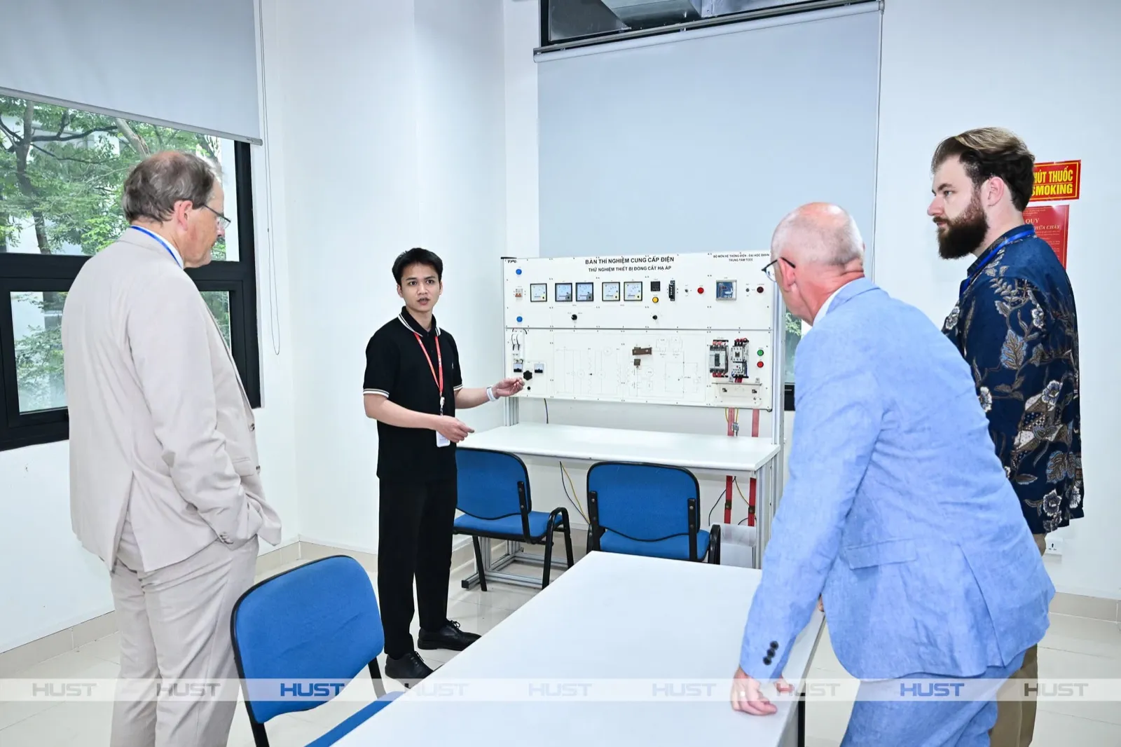Đoàn chuyên gia kiểm tra phòng thí nghiệm phục vụ chương trình EE-E18