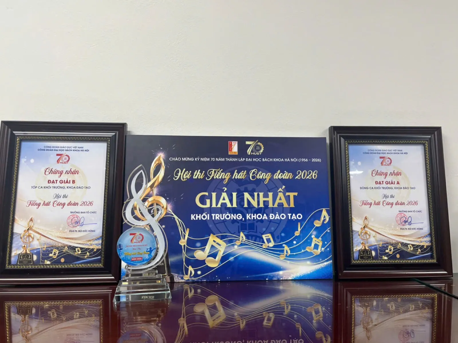 Cán bộ, giảng viên Trường Điện - Điện tử nhận giải tại Hội thi Tiếng hát Công đoàn 2026