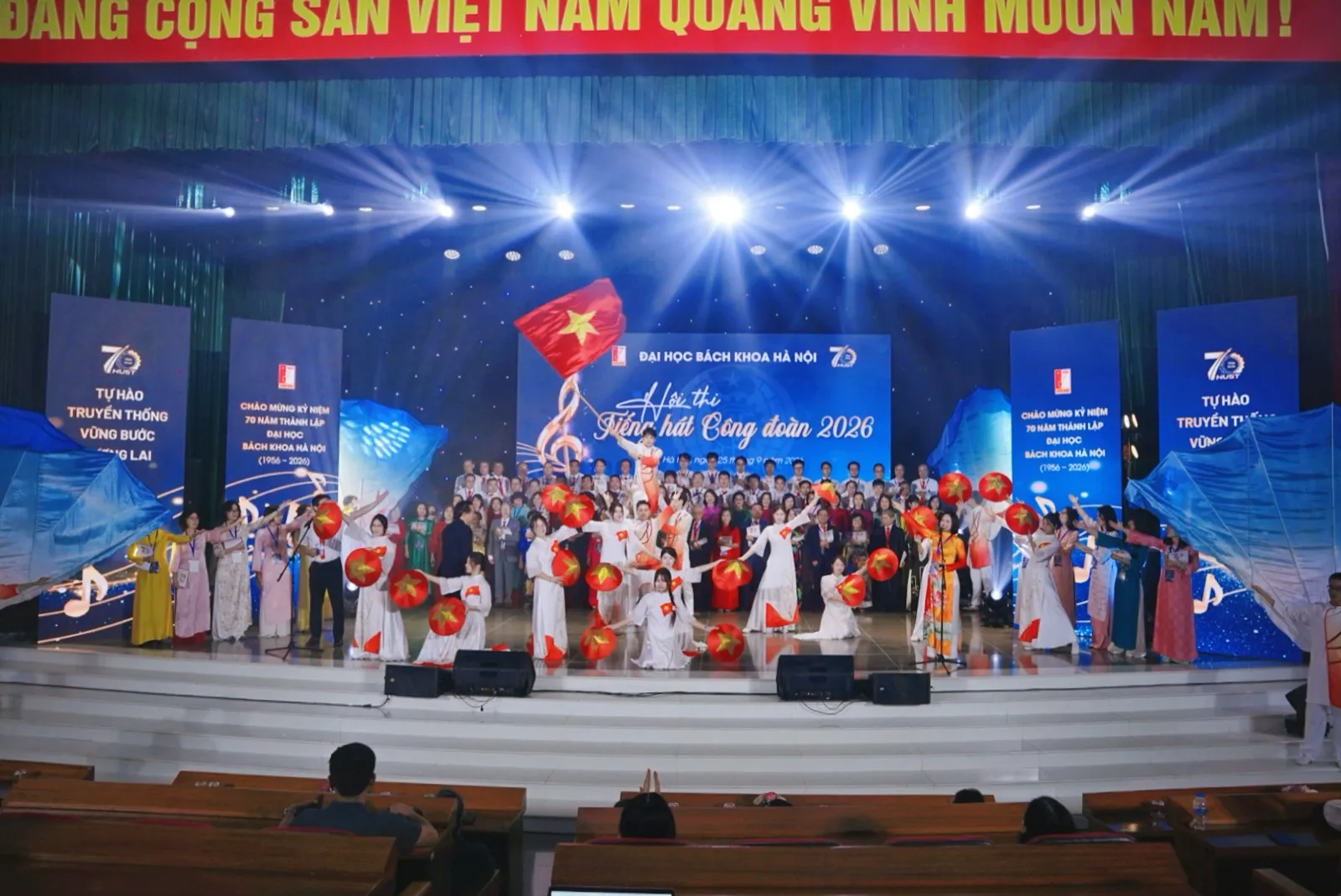 Toàn cảnh phần trình diễn của Trường Điện - Điện tử