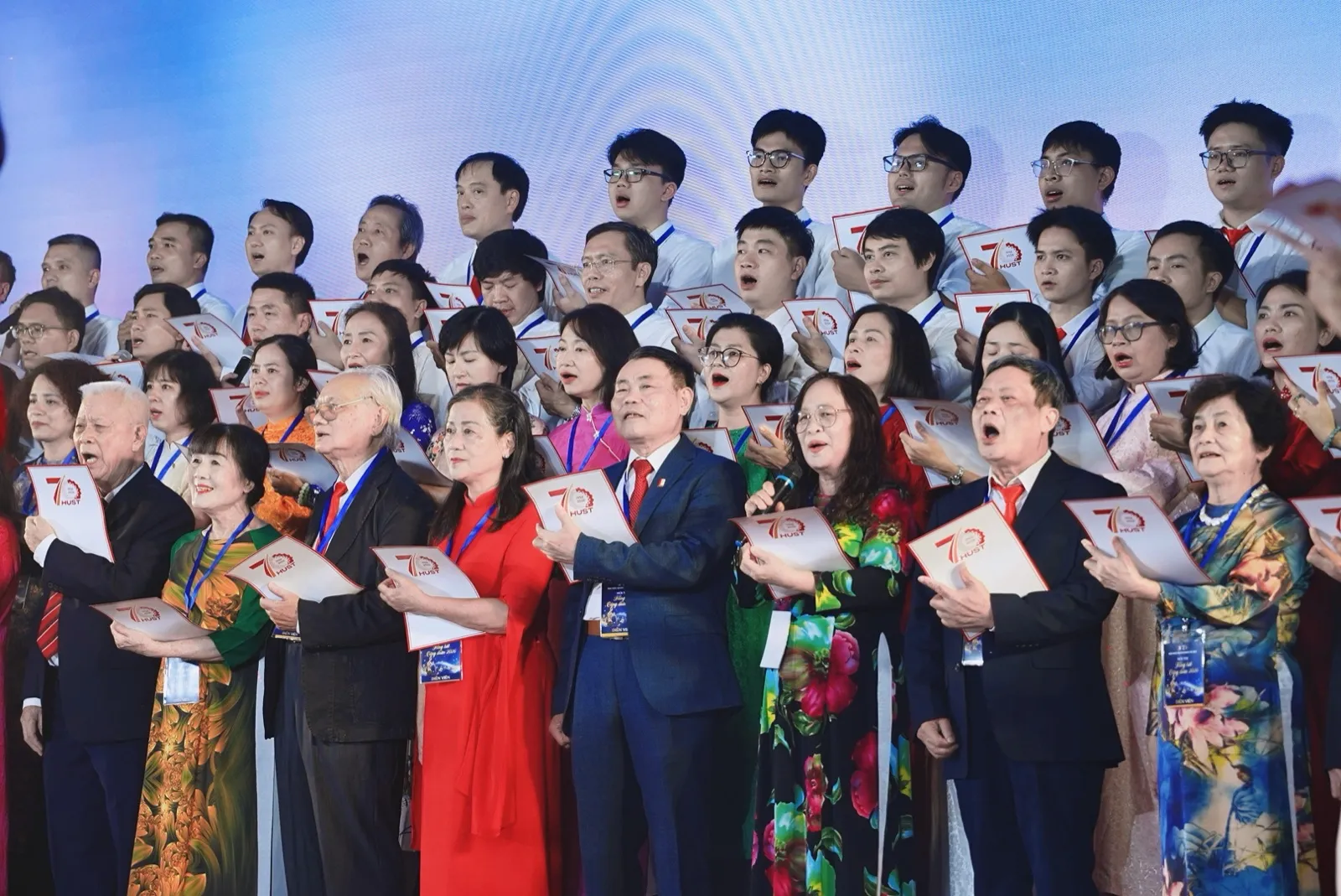 Cựu giáo chức và cán bộ Trường Điện - Điện tử tham gia Hội thi