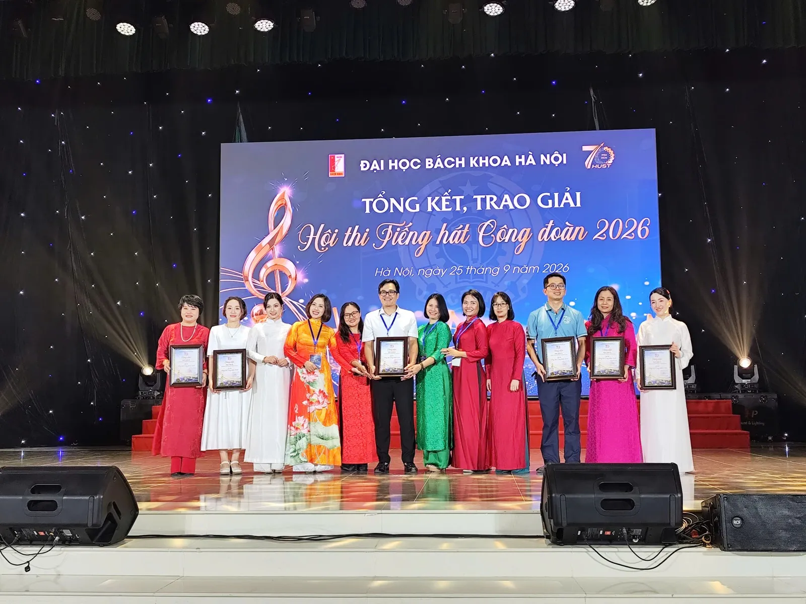 Đội văn nghệ Trường Điện - Điện tử nhận giải tại Hội thi Tiếng hát Công đoàn 2026