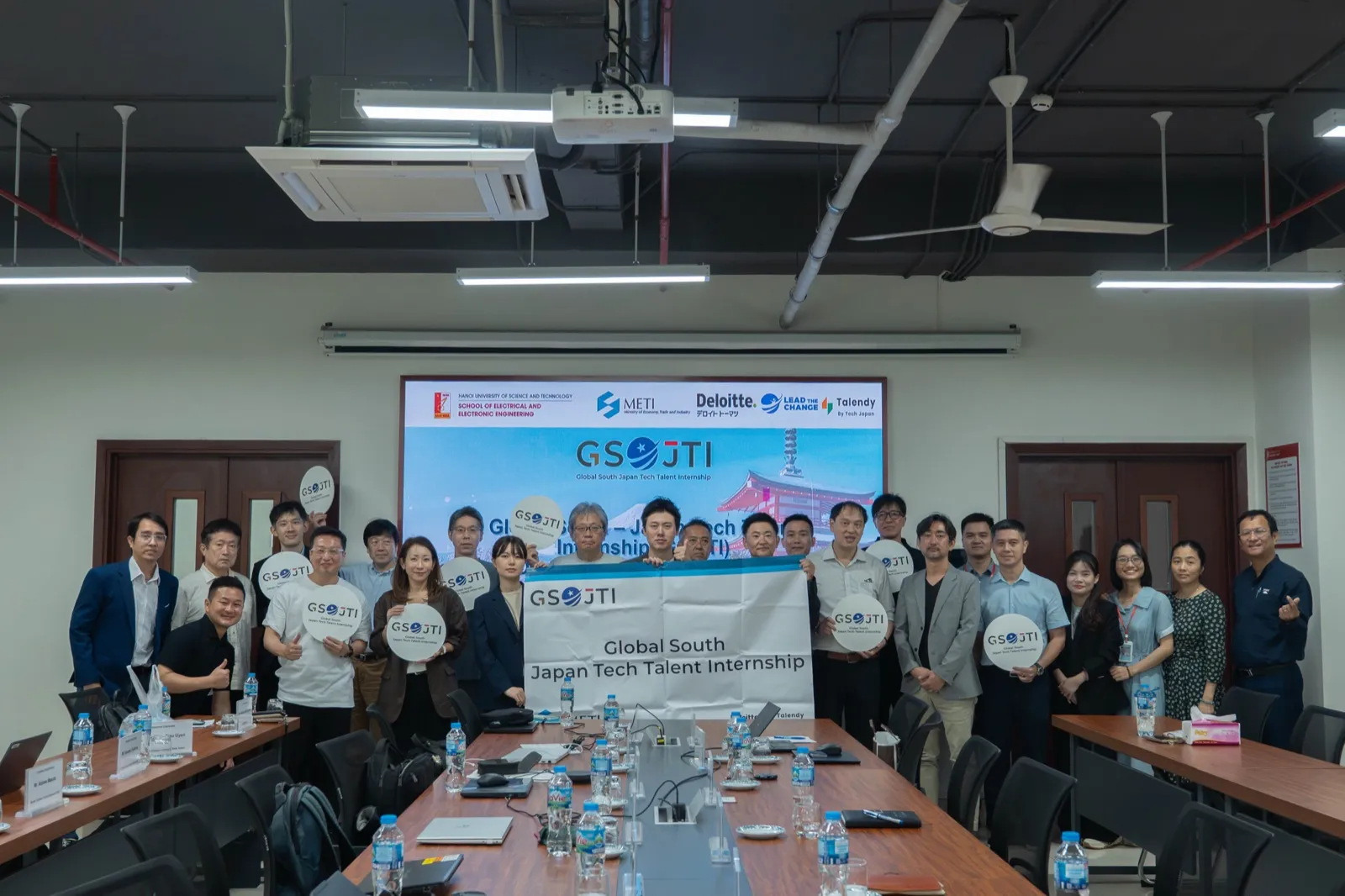 Đại biểu và sinh viên chụp ảnh lưu niệm tại hội thảo