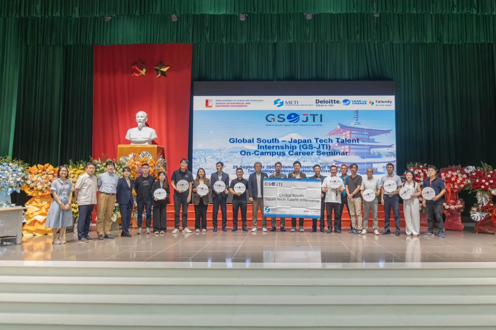 Sinh viên gặp gỡ đại diện các doanh nghiệp Nhật Bản