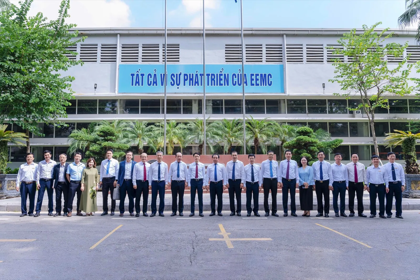 Đại biểu chụp ảnh lưu niệm tại Tổng công ty Thiết bị điện Đông Anh (EEMC)