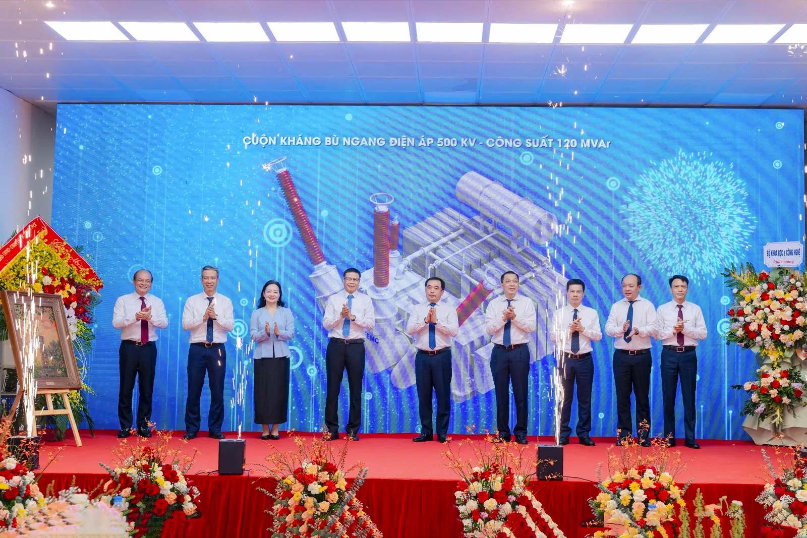 Các đại biểu thực hiện nghi thức khởi công Dự án chế tạo cuộn kháng bù ngang 500 kV