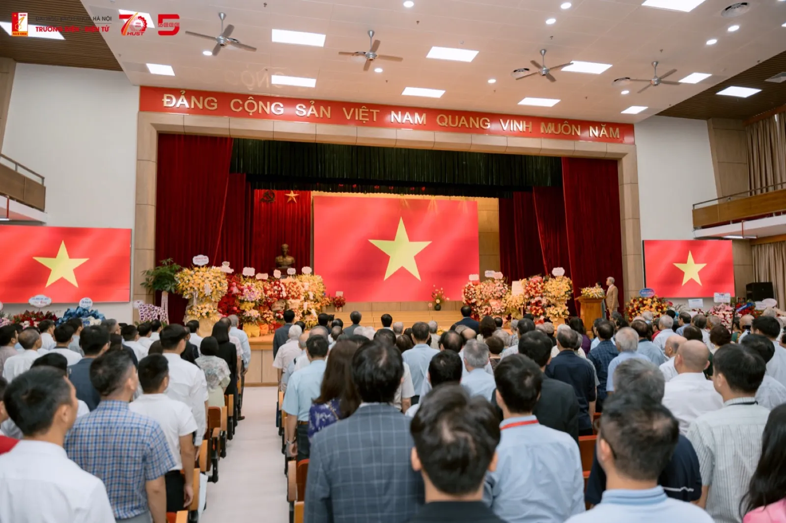 Nghi thức chào cờ mở đầu buổi lễ