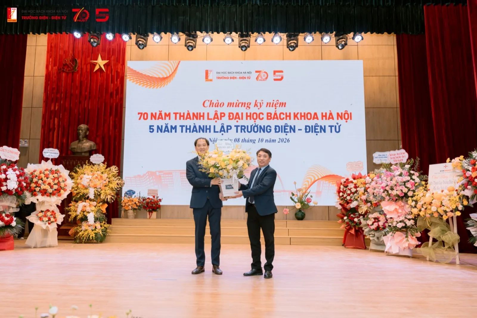 Lãnh đạo Đại học Bách khoa Hà Nội tặng hoa chúc mừng Trường Điện - Điện tử