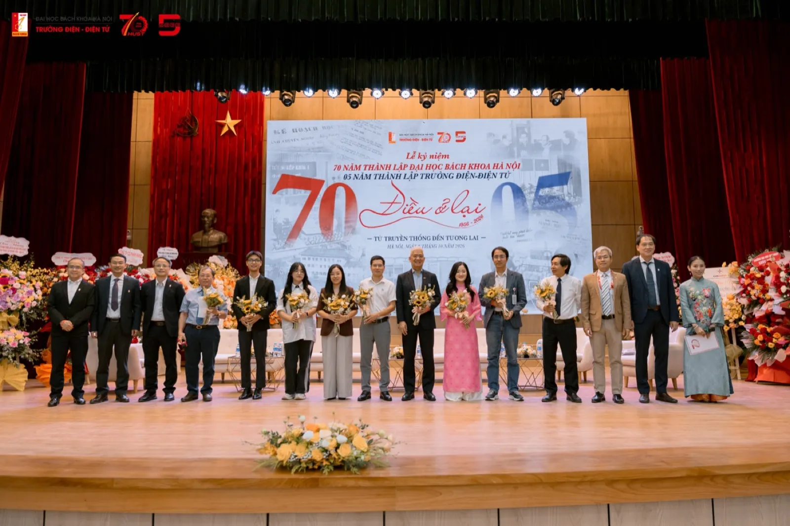 Đại biểu chụp ảnh lưu niệm tại Lễ kỷ niệm