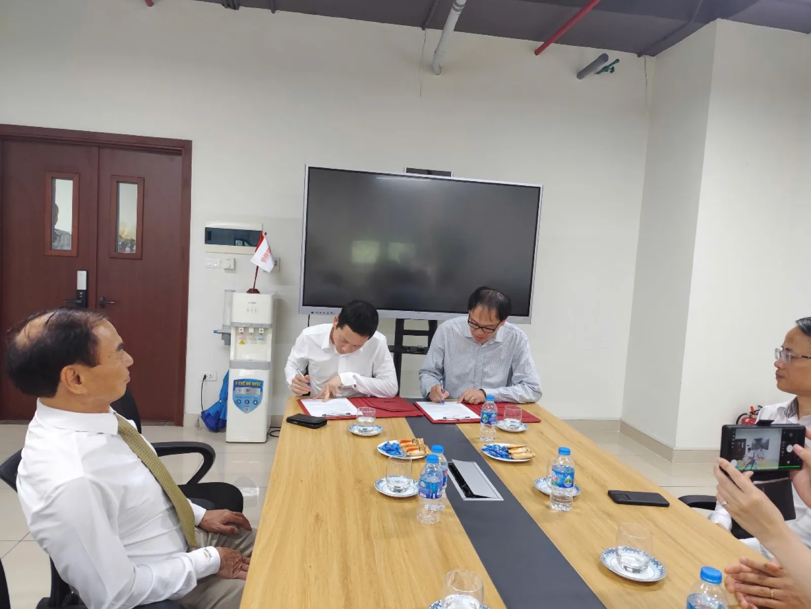 Lễ ký kết Biên bản tài trợ giáo dục giữa Trường Điện - Điện tử và Công ty Cổ phần YOTEK