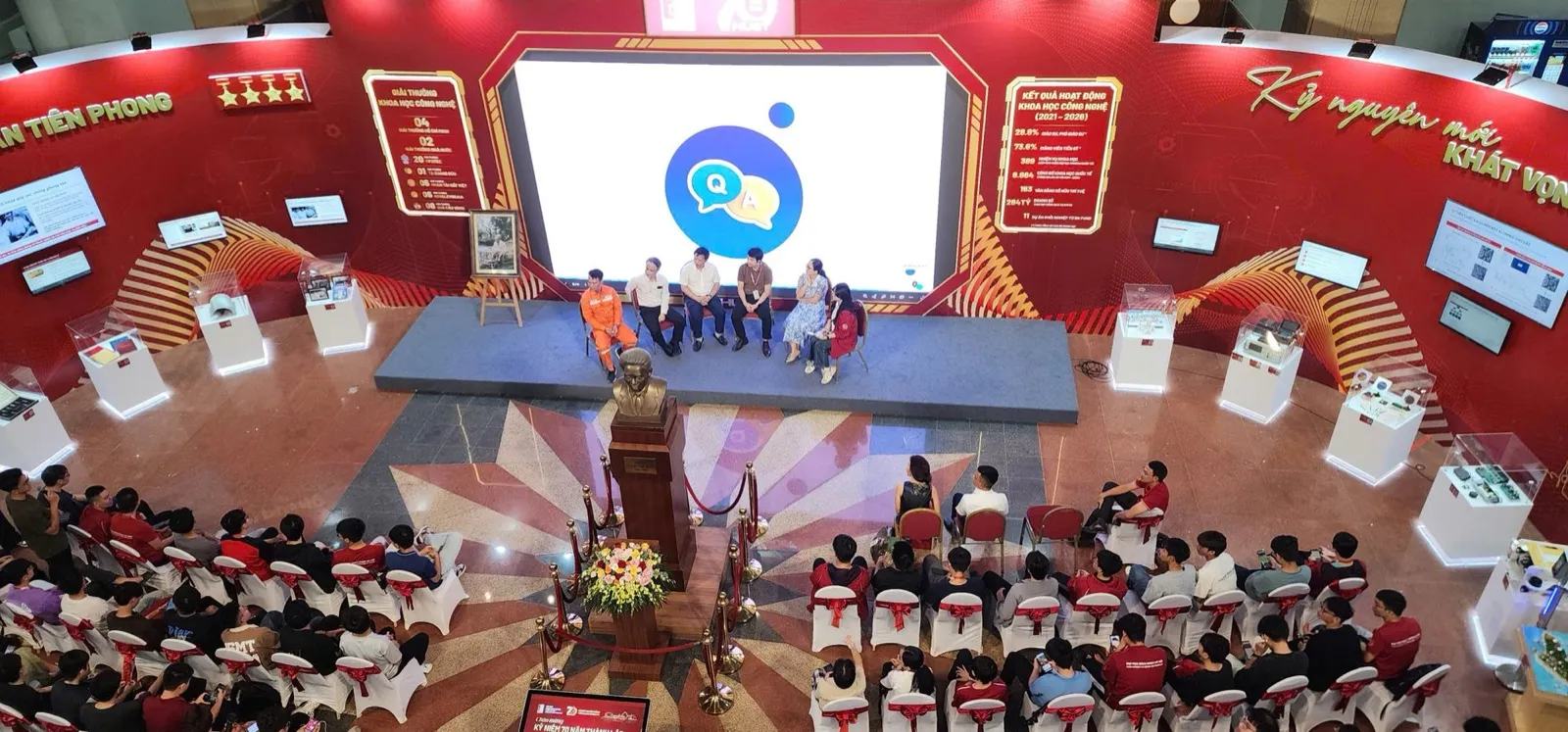 Sân khấu chính tầng 1 Thư viện Tạ Quang Bửu trong giờ talkshow