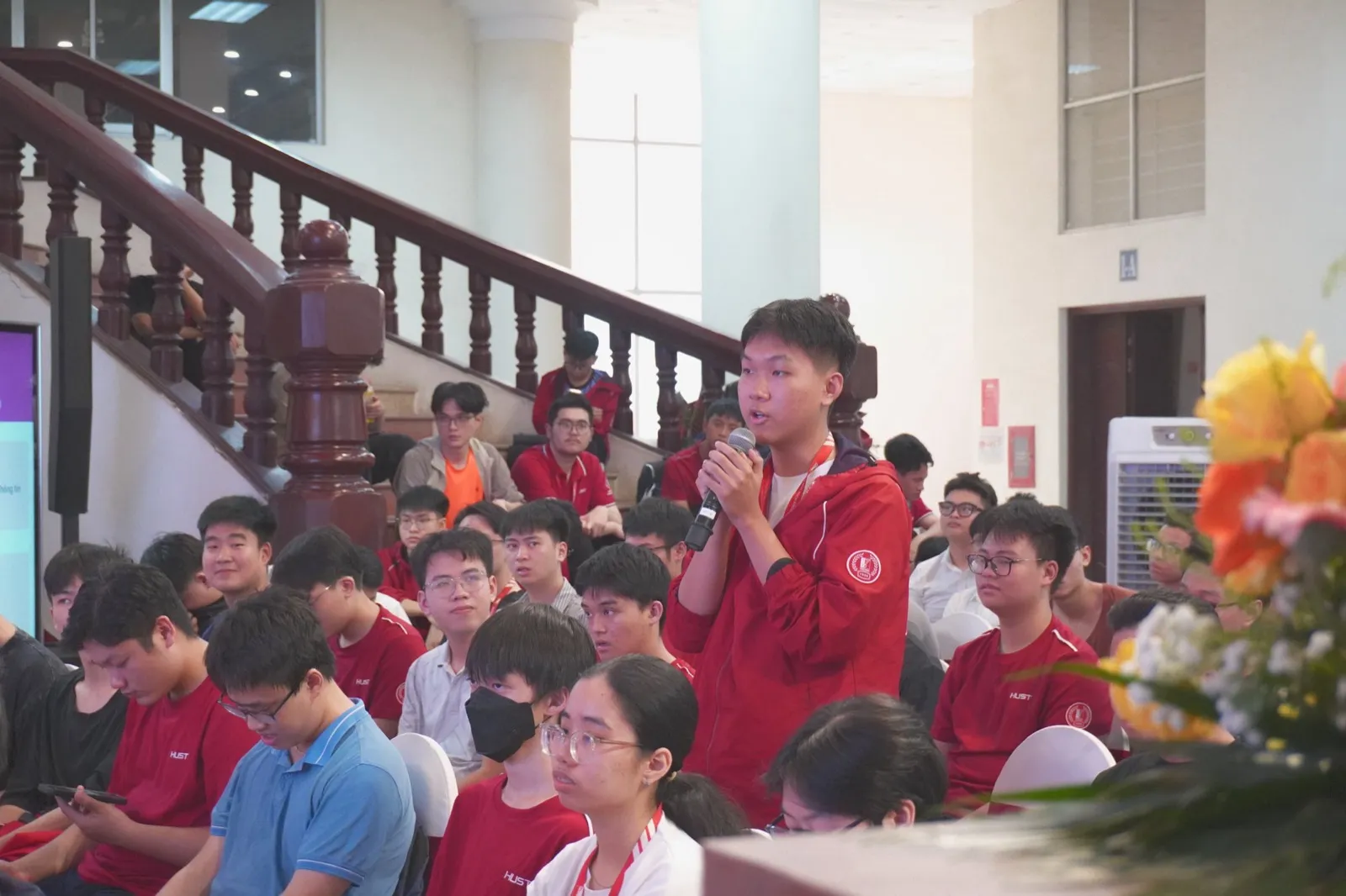 Sinh viên Trường Điện - Điện tử phát biểu tại buổi talkshow