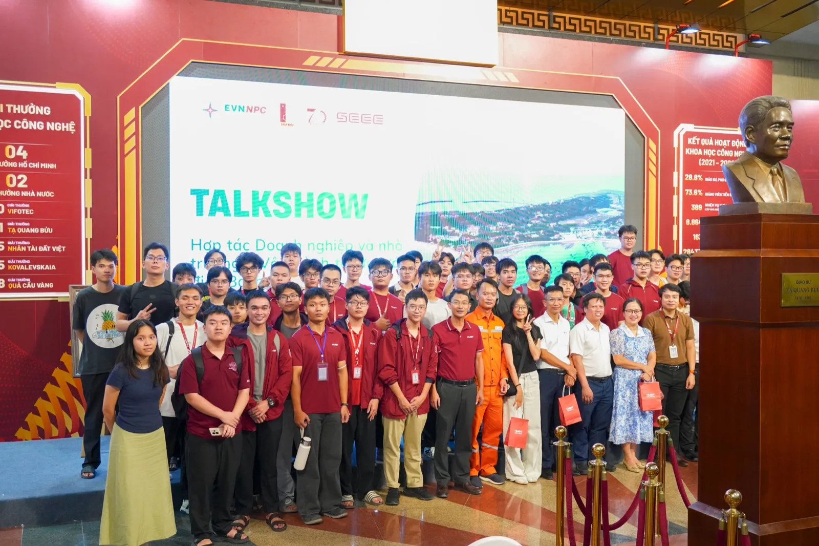 Ảnh tập thể tại buổi talkshow