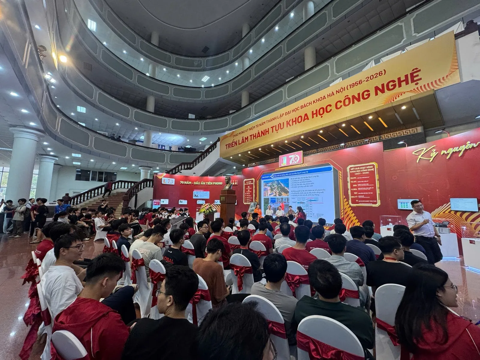 Hội trường triển lãm thành tựu khoa học công nghệ trong tuần kỷ niệm 70 năm Đại học Bách khoa Hà Nội