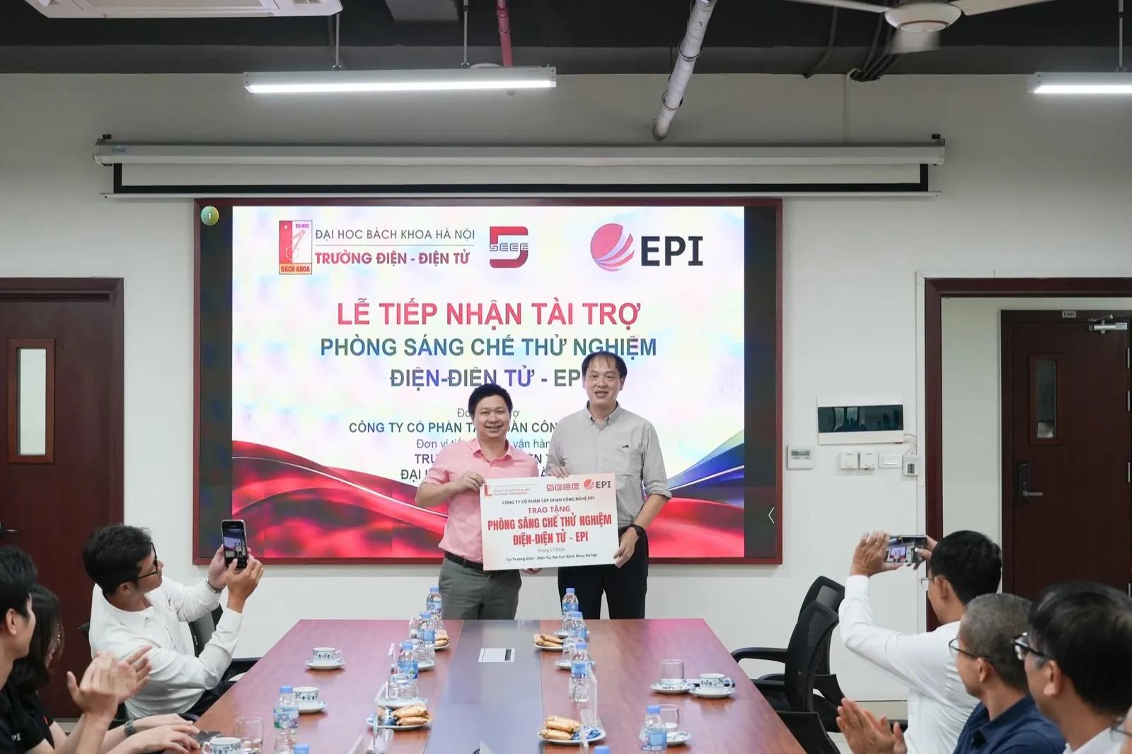 Đại biểu và sinh viên tại Lễ khánh thành Phòng Sáng Chế Thử Nghiệm Điện - Điện Tử (EPI)