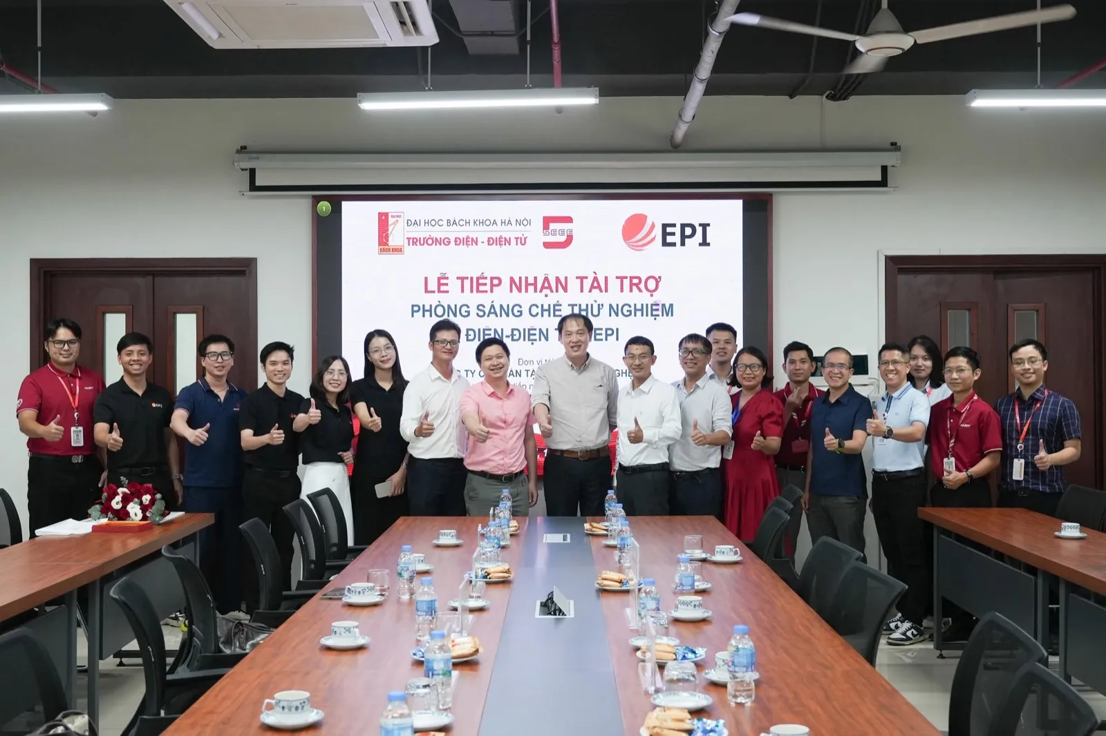Giảng viên và sinh viên tham quan trang thiết bị tại phòng thí nghiệm