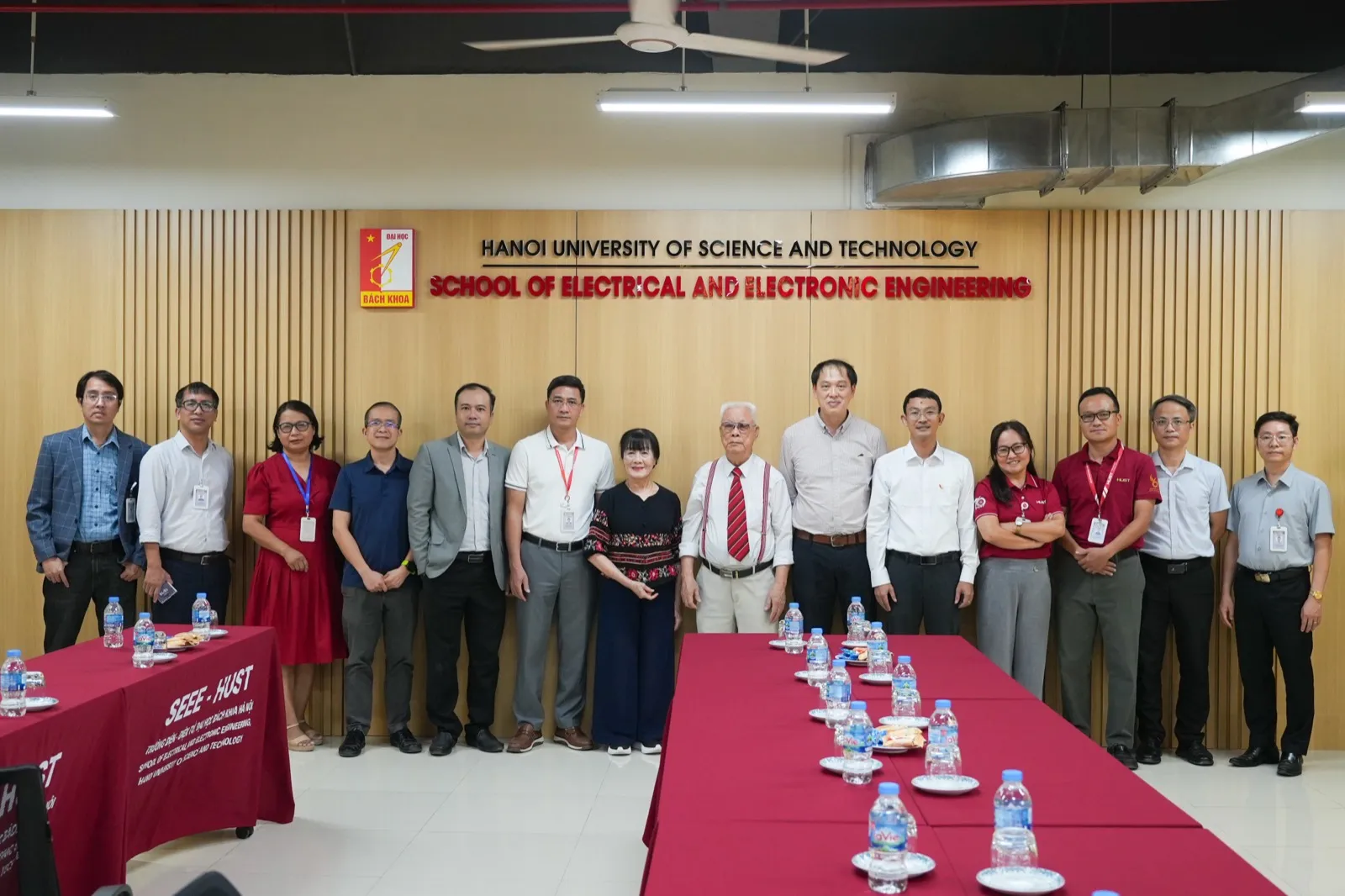 Đại biểu, cựu giáo chức và cán bộ Trường Điện - Điện tử chụp ảnh lưu niệm tại buổi khánh thành