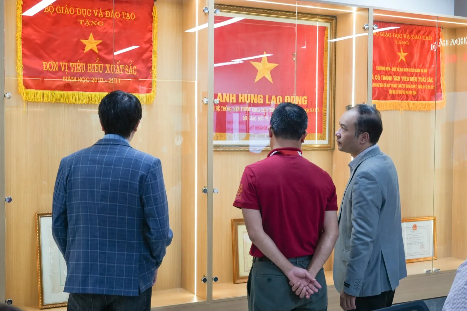 Đại biểu tham quan cờ thi đua và bằng khen trưng bày tại Phòng Truyền thống