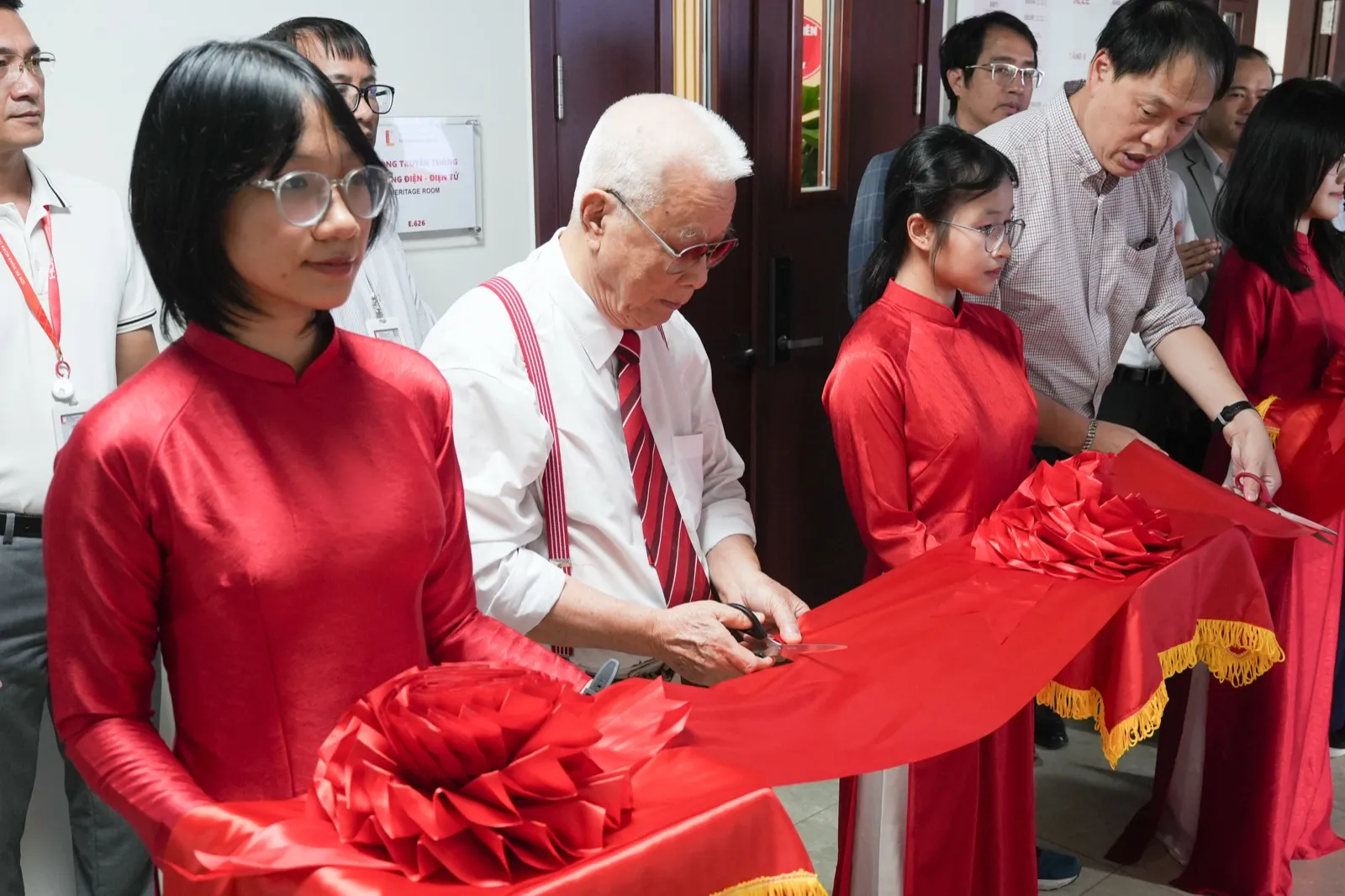 Nghi thức cắt băng khánh thành Phòng Truyền thống Trường Điện - Điện tử