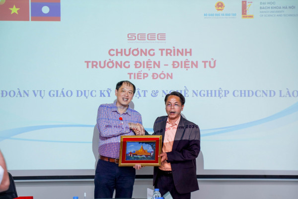 Trường Điện - Điện tử đón đoàn Vụ Giáo dục Kỹ thuật và Nghề nghiệp thuộc Bộ GD và TT, Lào tại ĐH Bách Khoa Hà Nội và Trao học bổng cho HV Cao học