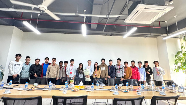 Đoàn lưu học sinh Campuchia chúc mừng Ban Giám hiệu Trường Điện – Điện tử nhân Ngày Nhà giáo Việt Nam 20/11