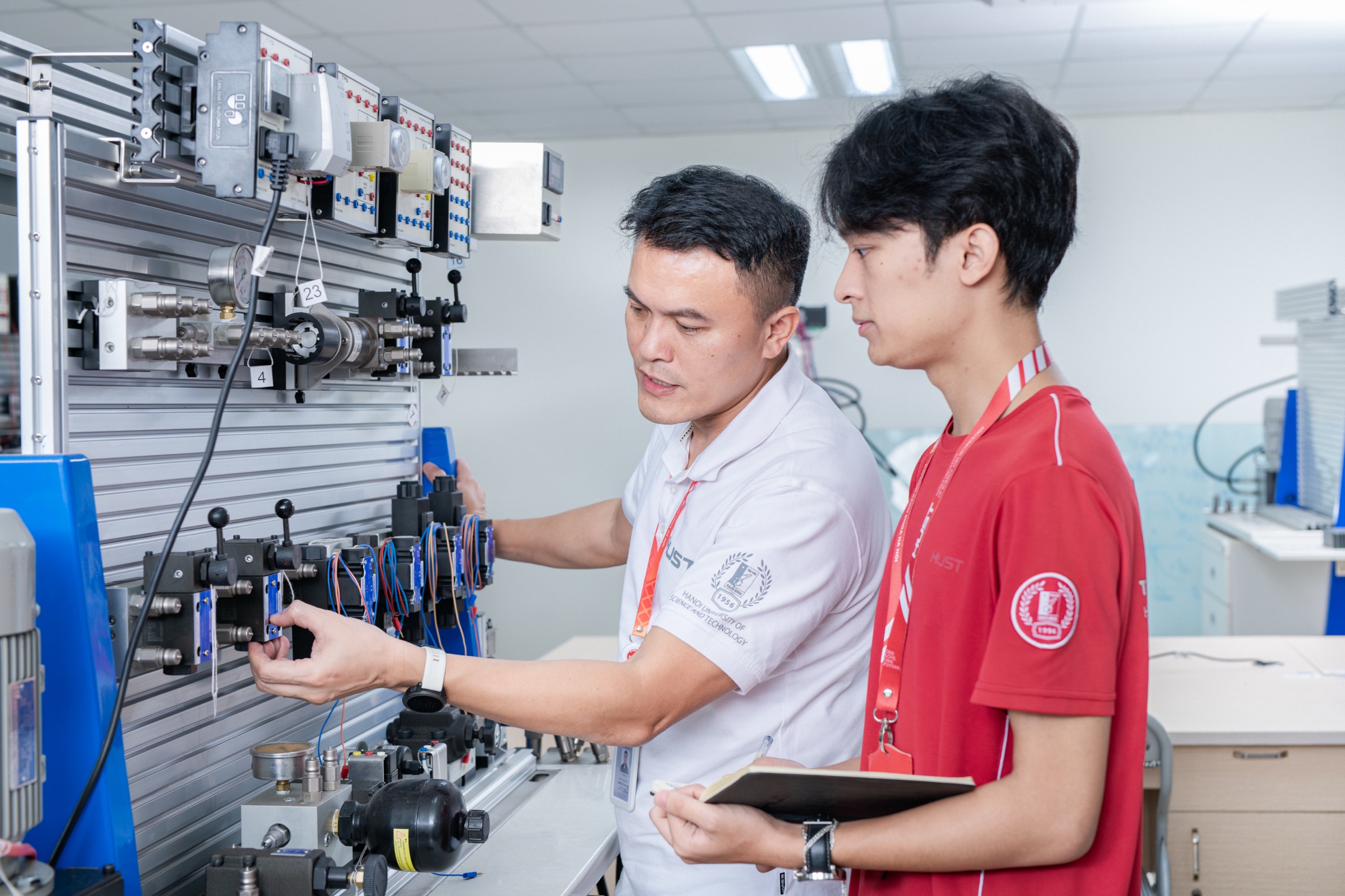 Hình ảnh hoạt động của Trường Điện - Điện tử