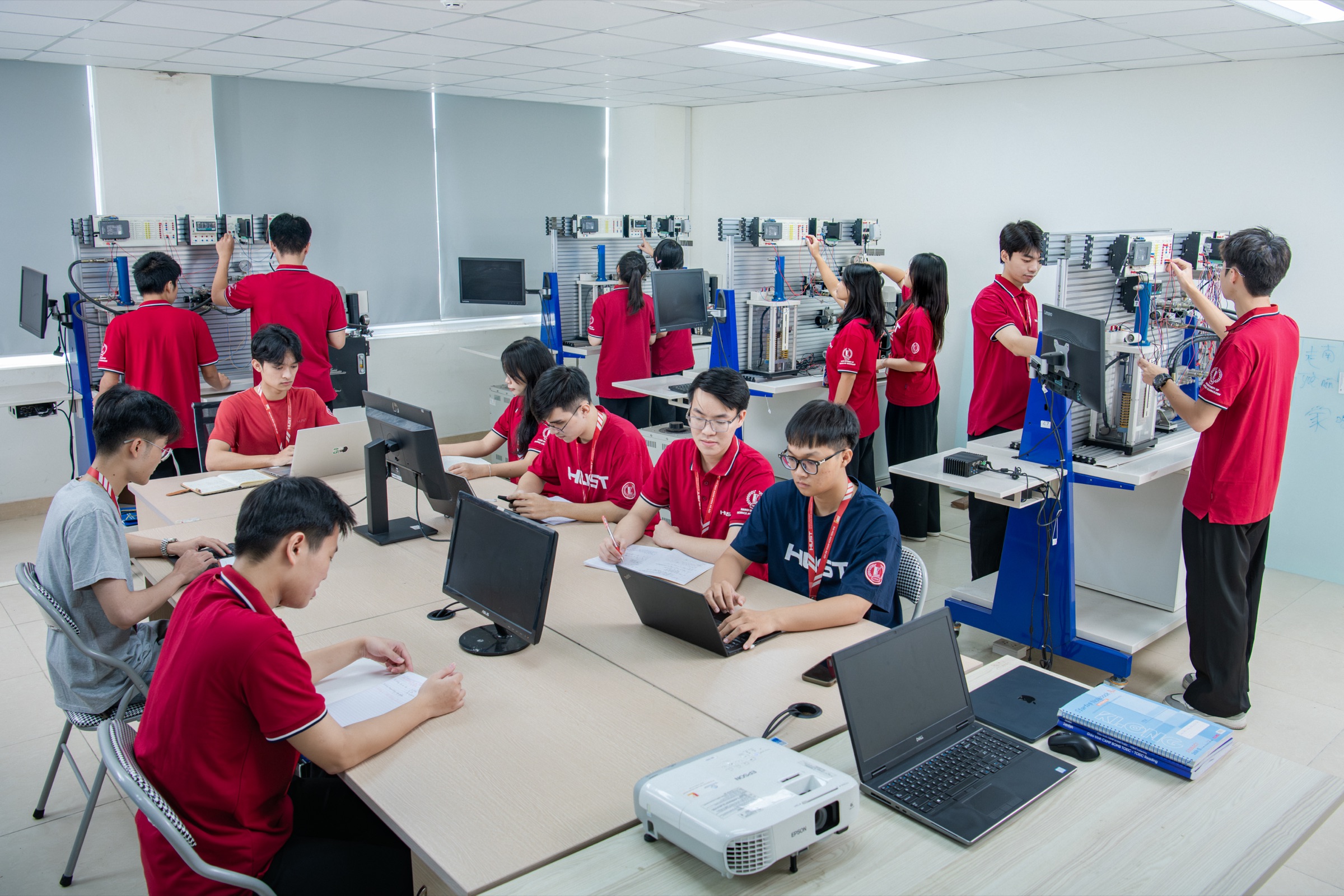 Hình ảnh hoạt động của Trường Điện - Điện tử