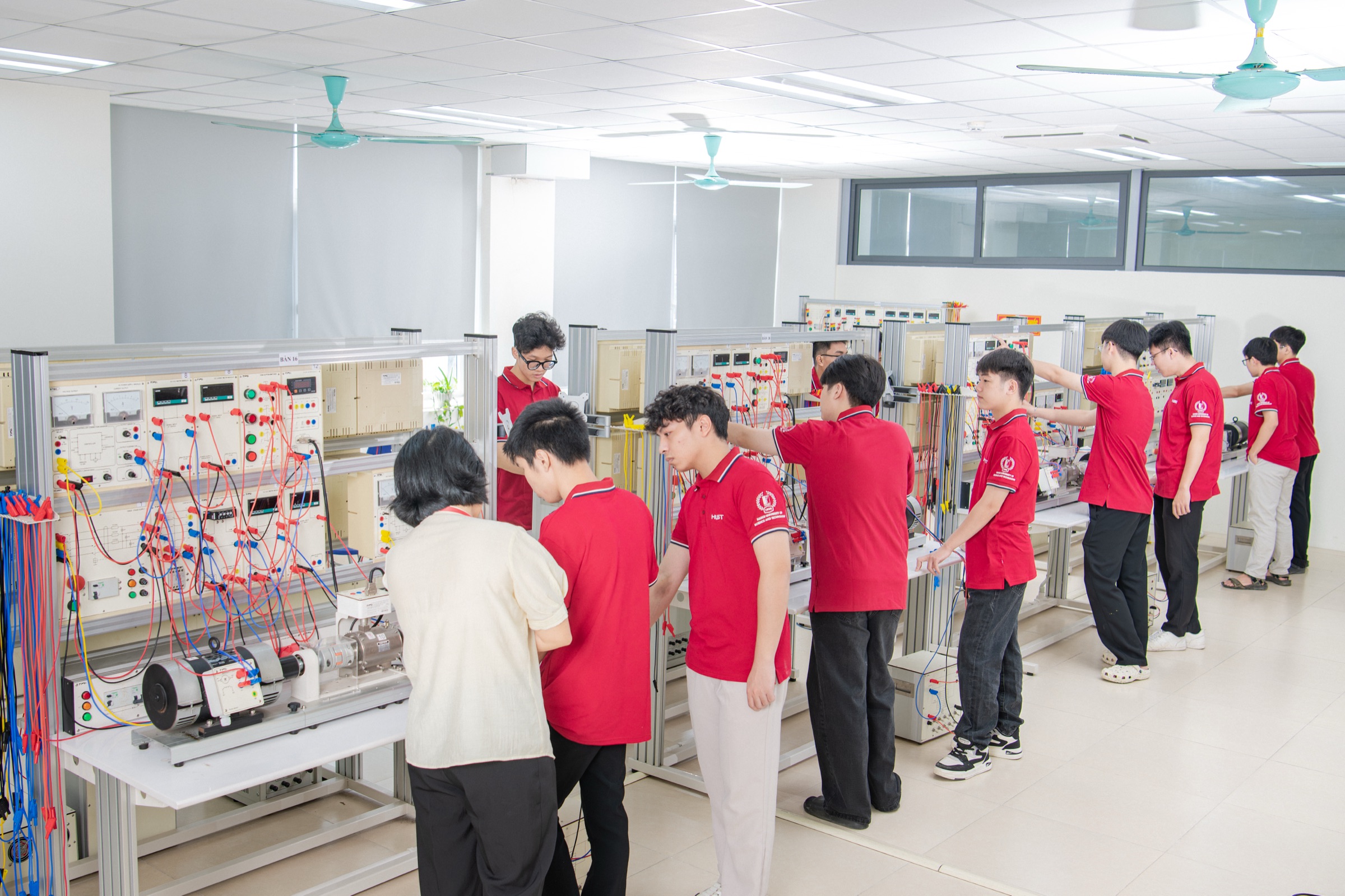Hình ảnh hoạt động của Trường Điện - Điện tử