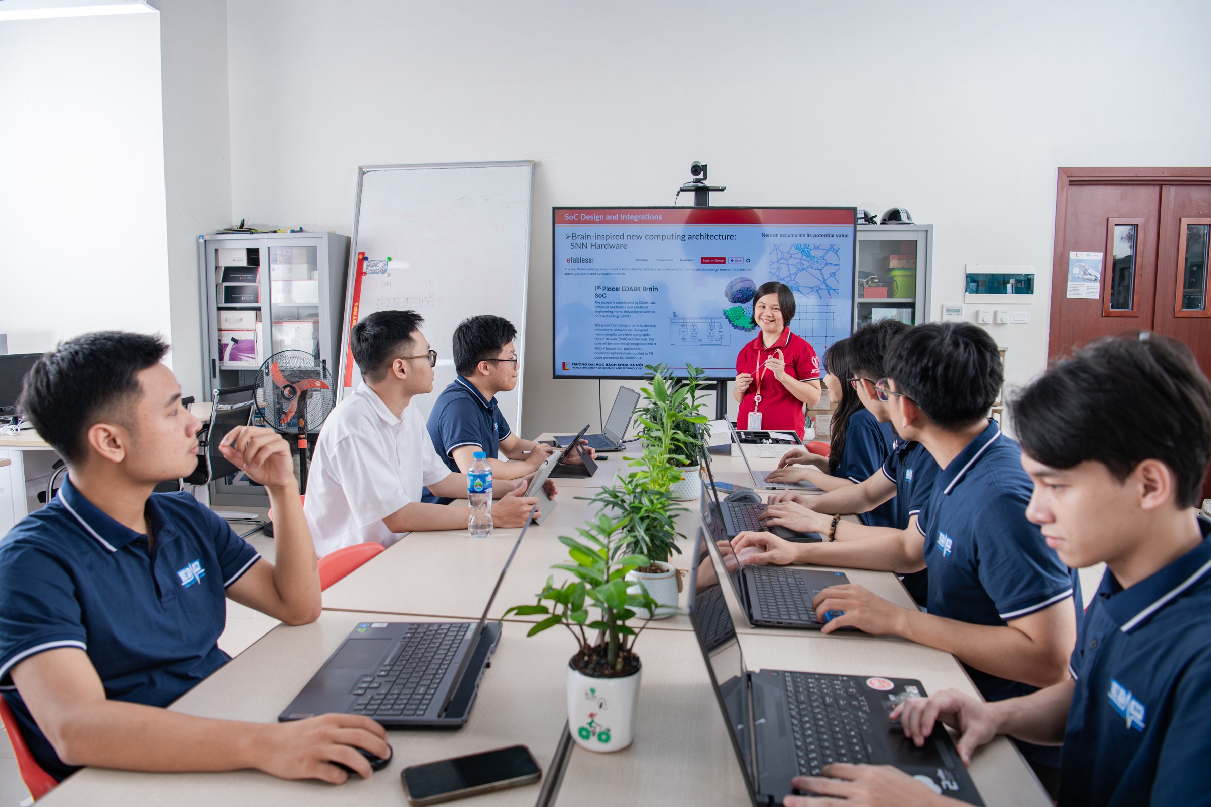 Hình ảnh hoạt động của Trường Điện - Điện tử