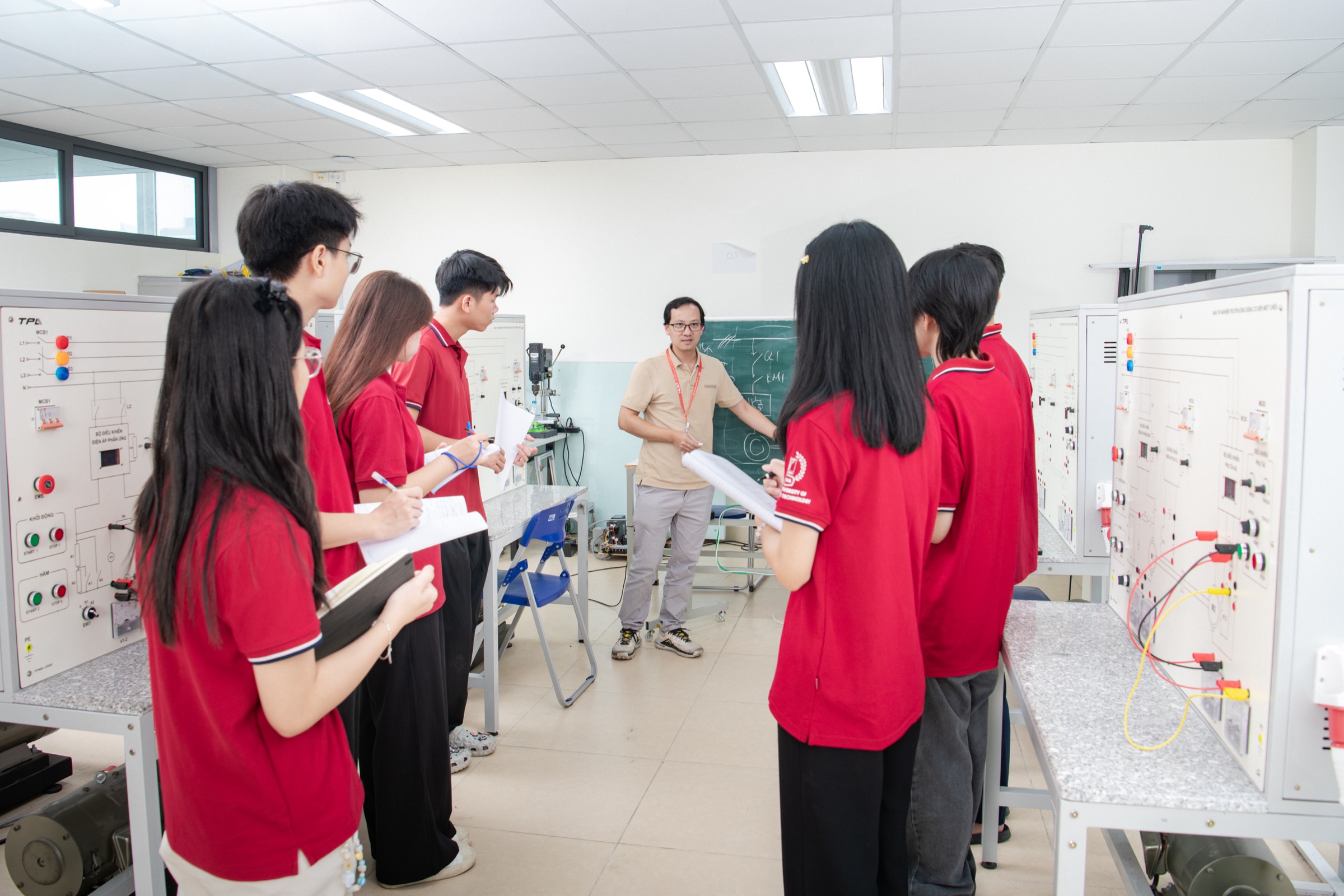 Hình ảnh hoạt động của Trường Điện - Điện tử