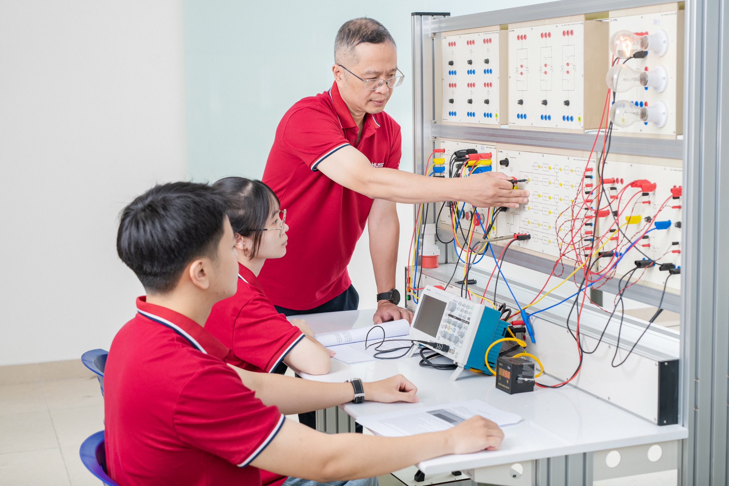 Hình ảnh hoạt động của Trường Điện - Điện tử