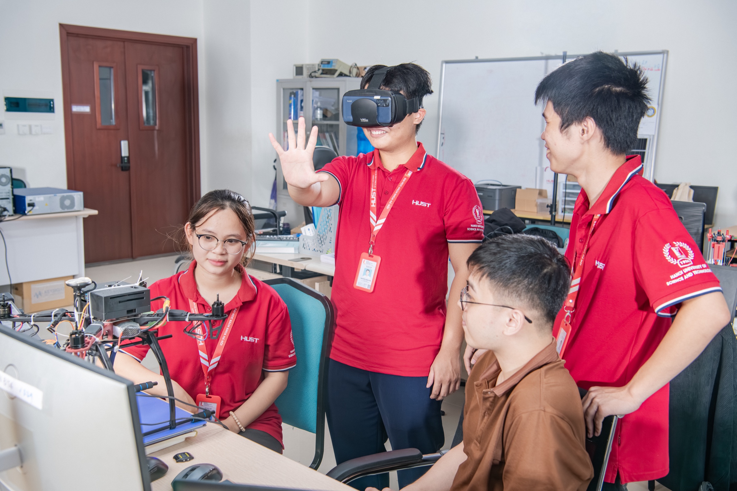 Hình ảnh hoạt động của Trường Điện - Điện tử