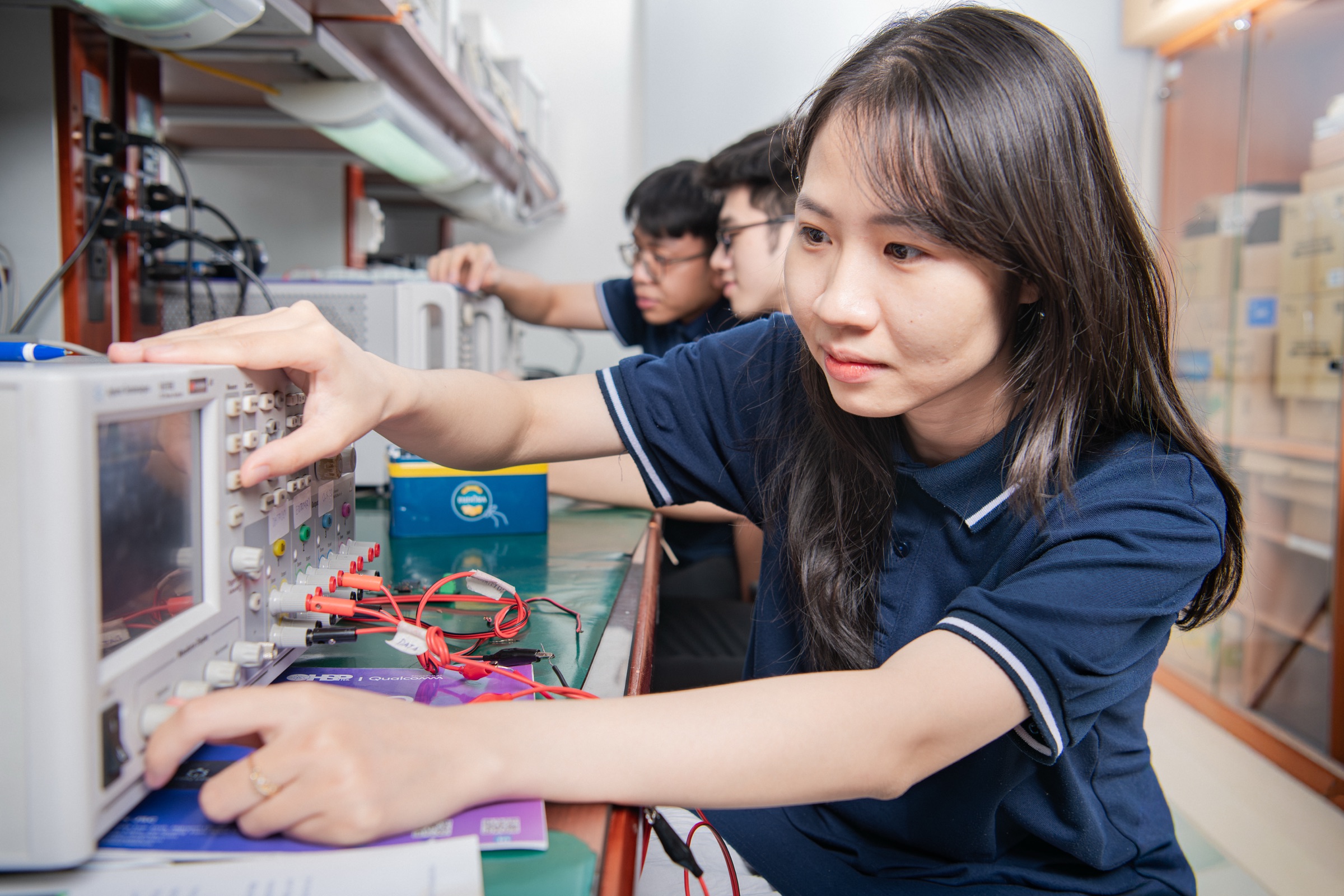 Hình ảnh hoạt động của Trường Điện - Điện tử